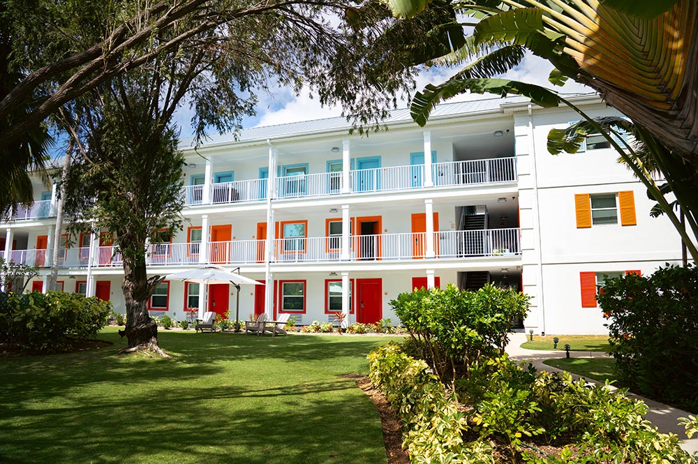 The Sunshine Hotel & Suites - Exterior Pathway