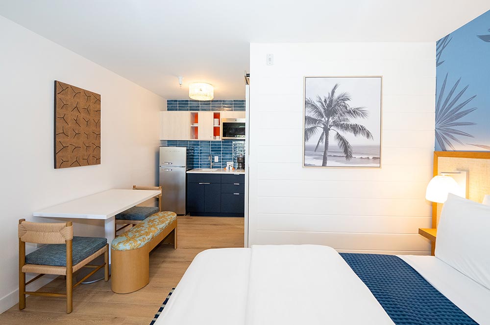 Sunshine Room Deluxe Suite Kitchenette and Table