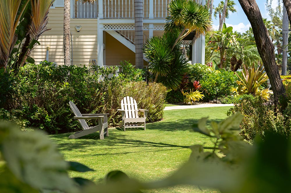 Sunshine Suites Resort | Lawn Chairs